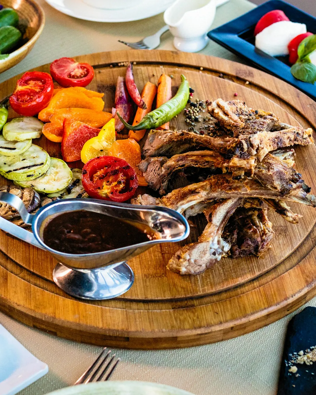 Tandırcı Usta kuzu eti ve közlenmiş sebzeler